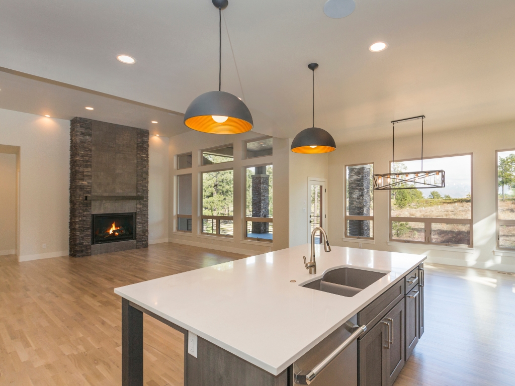 Espacios abiertos. Cocina abierta al salón comedor con chimenea